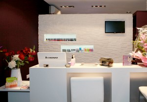 Make Up & Nail Bar